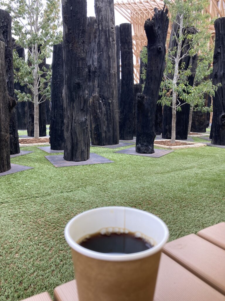 ブラジルキッチンカーのホットコーヒーと文明の森