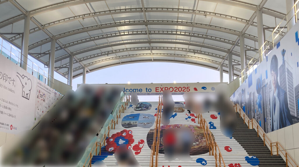 夢洲駅大階段