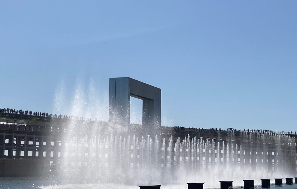 噴水ショーの水が輝く