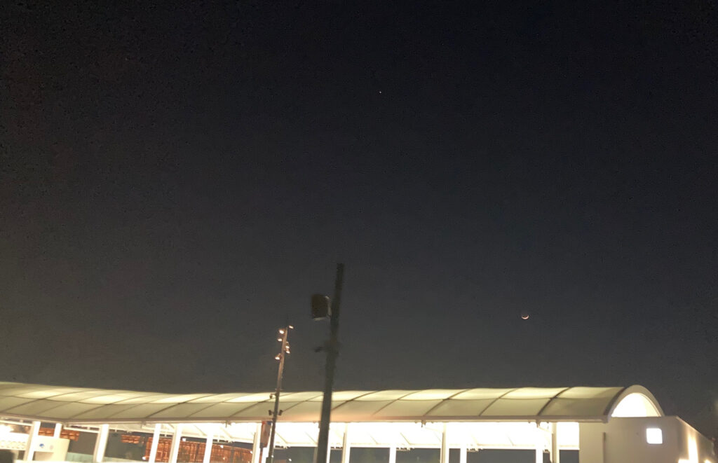 夢洲駅と月
