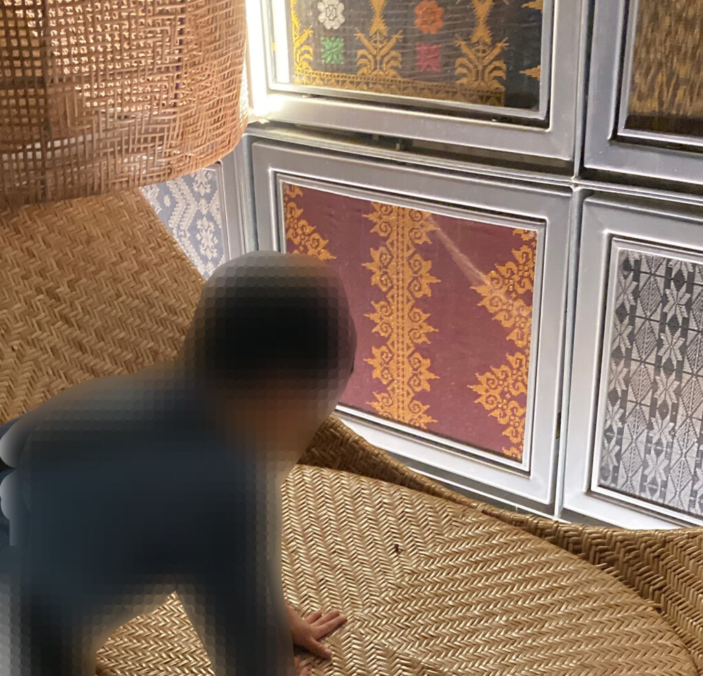 フィリピンパビリオンの外壁のベンチ
