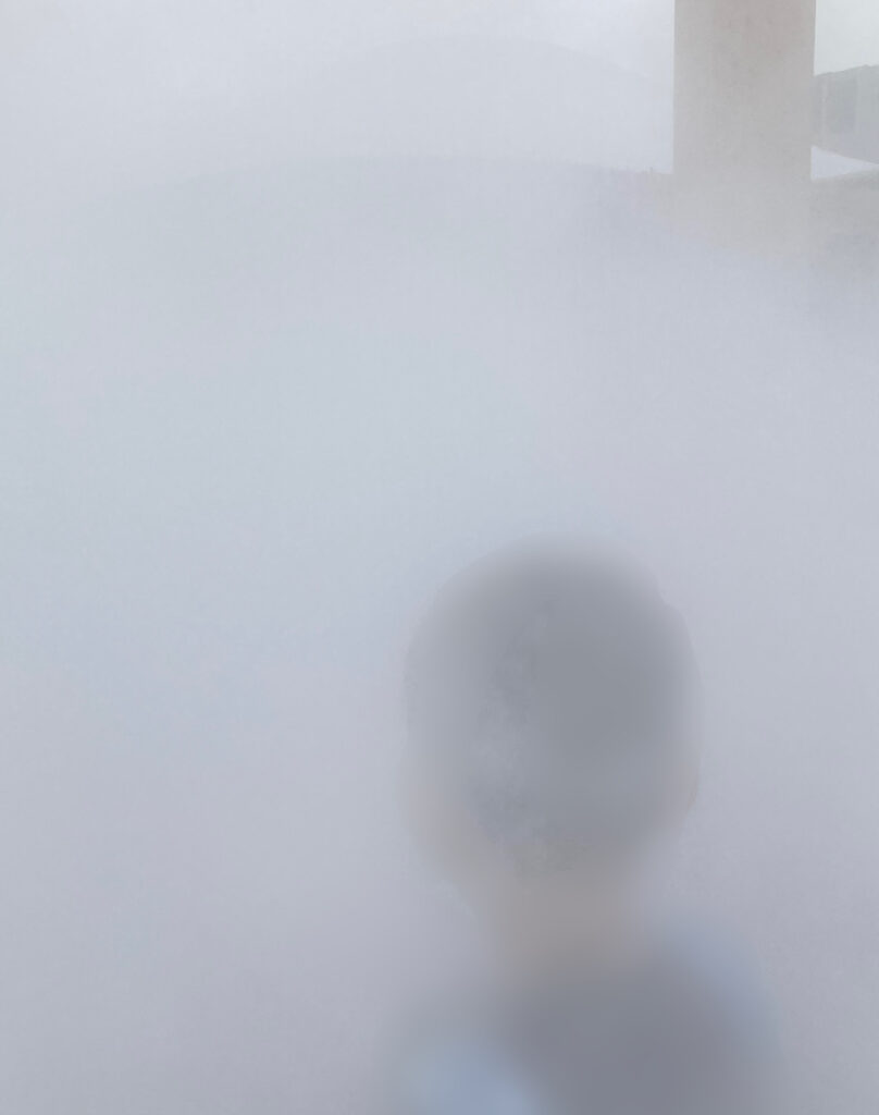 ミスト噴射の中の息子