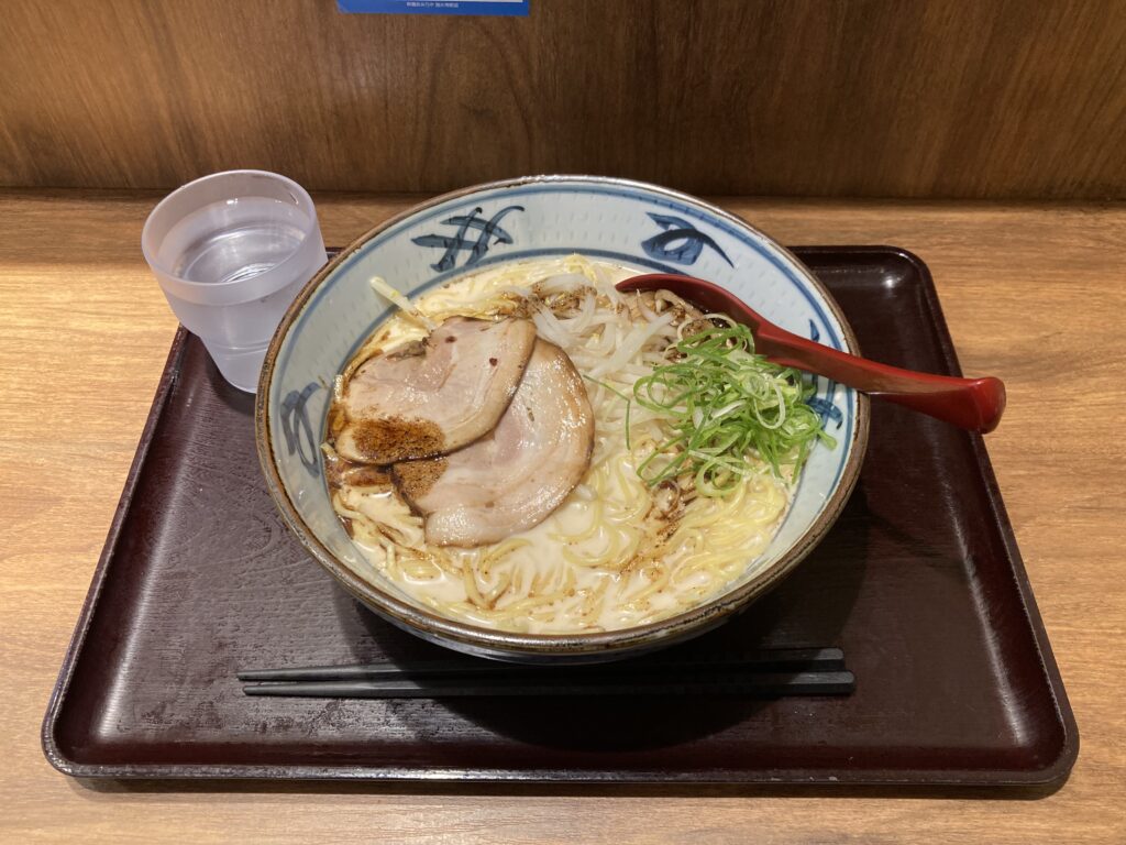 うどん・そば粋麺あみ乃の豚骨ラーメン麺大盛り