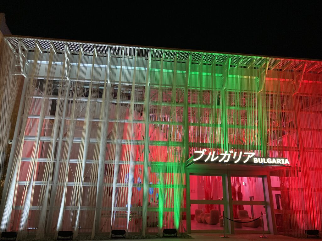 国旗カラーのブルガリアパビリオン