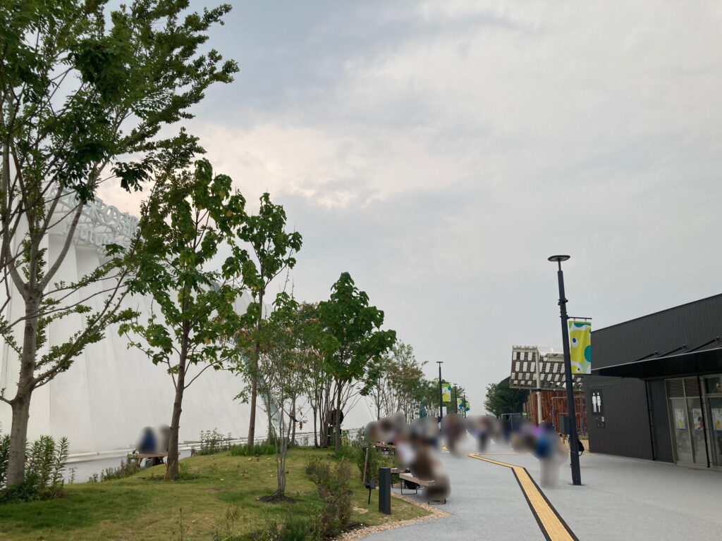 未来の都市を左手に見ながら進む