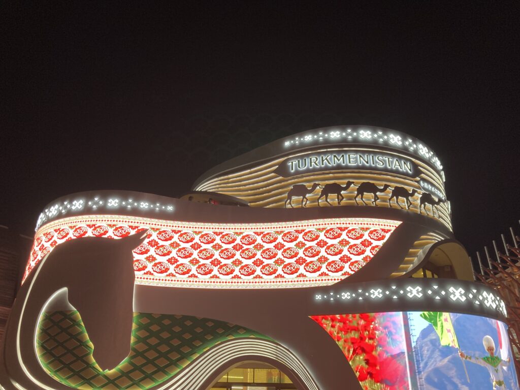 夜のトルクメニスタンパビリオン