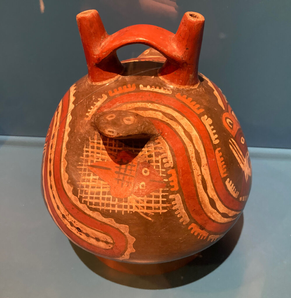 ﾍﾟﾙｰ館ﾅｽｶの文化財 
獣蛇(じゅうじゃ)・蛇・蜘蛛の表現を持つ壺