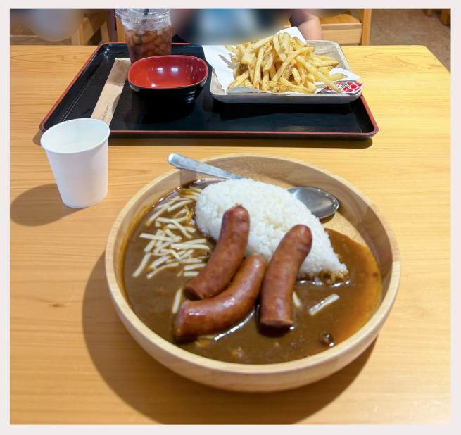 カレーは少し辛め